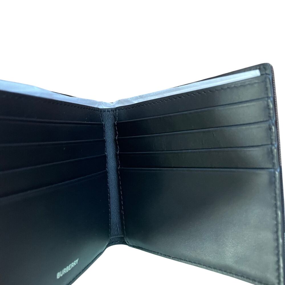 Burberry brand new waterproof wallet - Picture 3 of 5